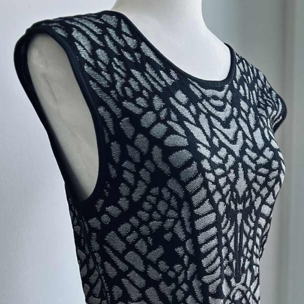 Carmen Marc Valvo Black & Grey Textured Jacquard Sleeveless Sheath Dress – US M